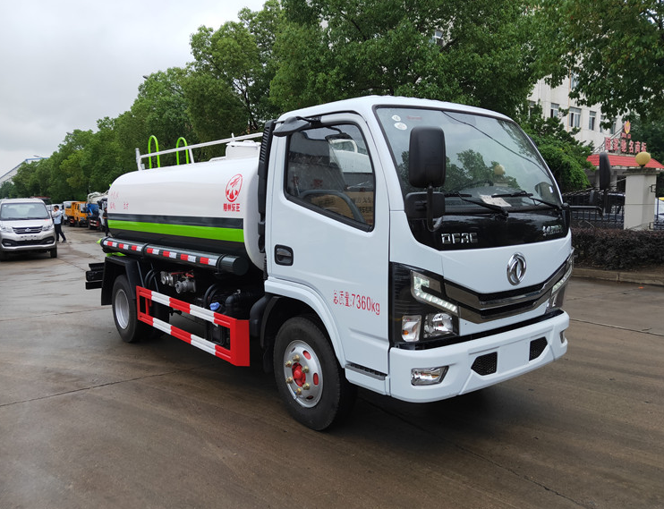 Поливочная машина Dongfeng объемом 5 кубических метров
