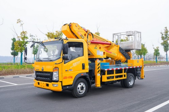 Автовышка Ruijiate на шасси Sinotruk Howo с 33-метровой девятисекционной стрелой
