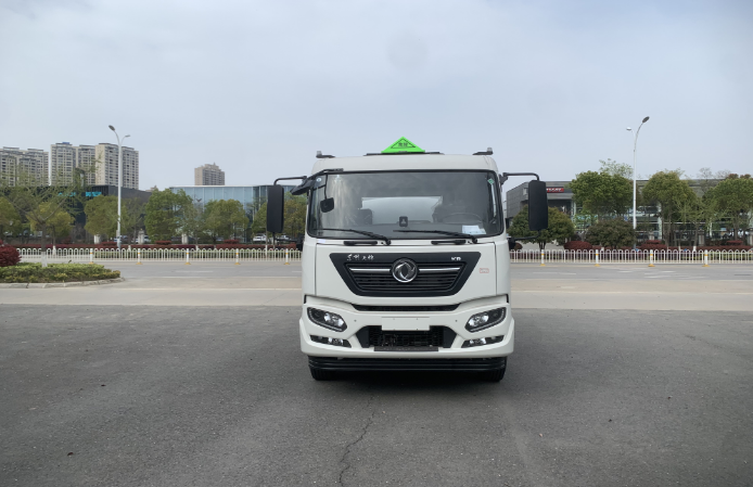 天锦CLQ5185GJY6D型加油车