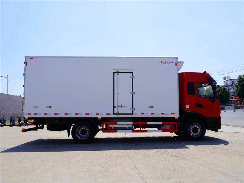 Студёный фургон Dongfeng Tianjin KR высокая кабина два спальных места, стандарт Евро-6