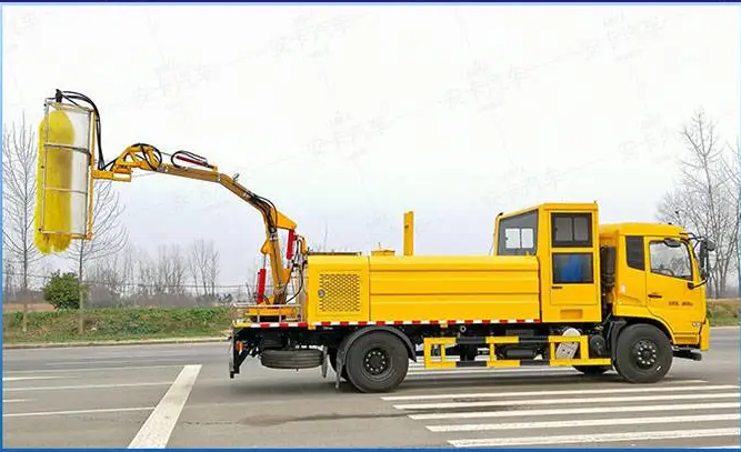 Поливочный автомобиль Автомобиль для мойки дорожных ограждений