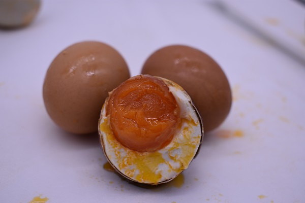 Запечённые куриные яйца