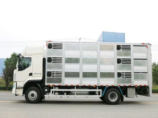 Транспортное средство для перевозки сельскохозяйственных животных Dongfeng Tianjin, длина 6,8 м, класс Евро-6