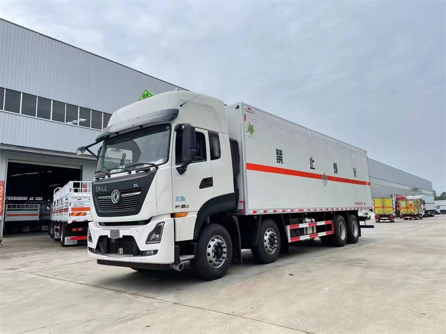 Фургон для перевозки легковоспламеняющихся жидкостей Dongfeng Kinland, длина кузова 9,6 м
