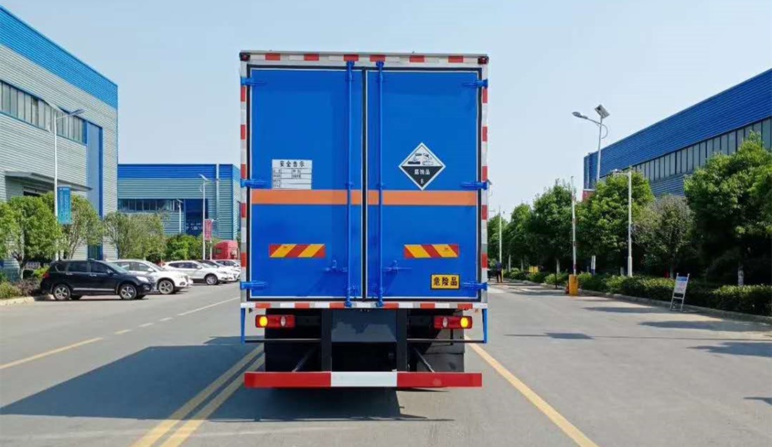 Фургон для перевозки коррозионных веществ 8-го класса Dongfeng Kinland