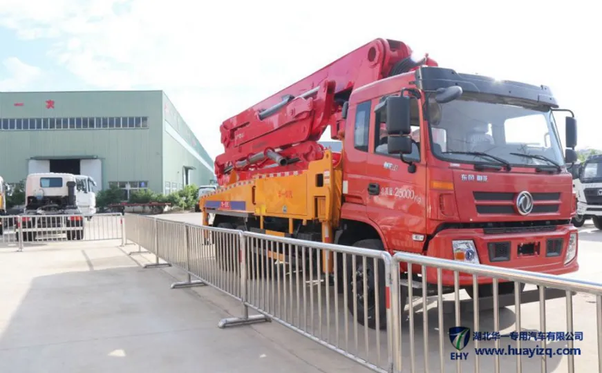 Модель 39-метровой бетонной насосной машины с небольшим бетонным раком Dongfeng (270 лошадиных сил)