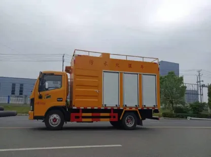 Автомобиль для очистки сточных вод на сельскохозяйственной ферме Восточного ветра