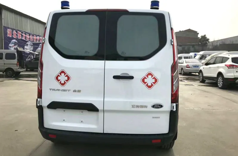 Автомобиль скорой помощи с короткими васами